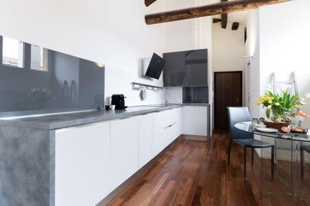 Charme Appartamento Immerso Tra Le Mura Bolognesi Exterior foto